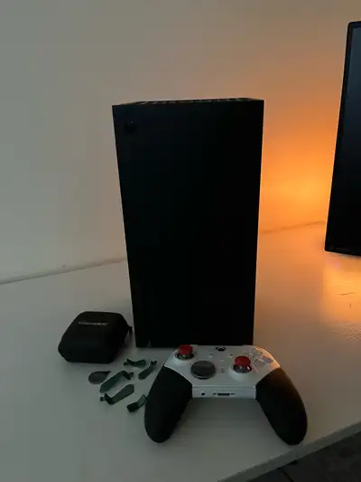 Comes with an elite series 2 controller (with all sizes of back paddles)