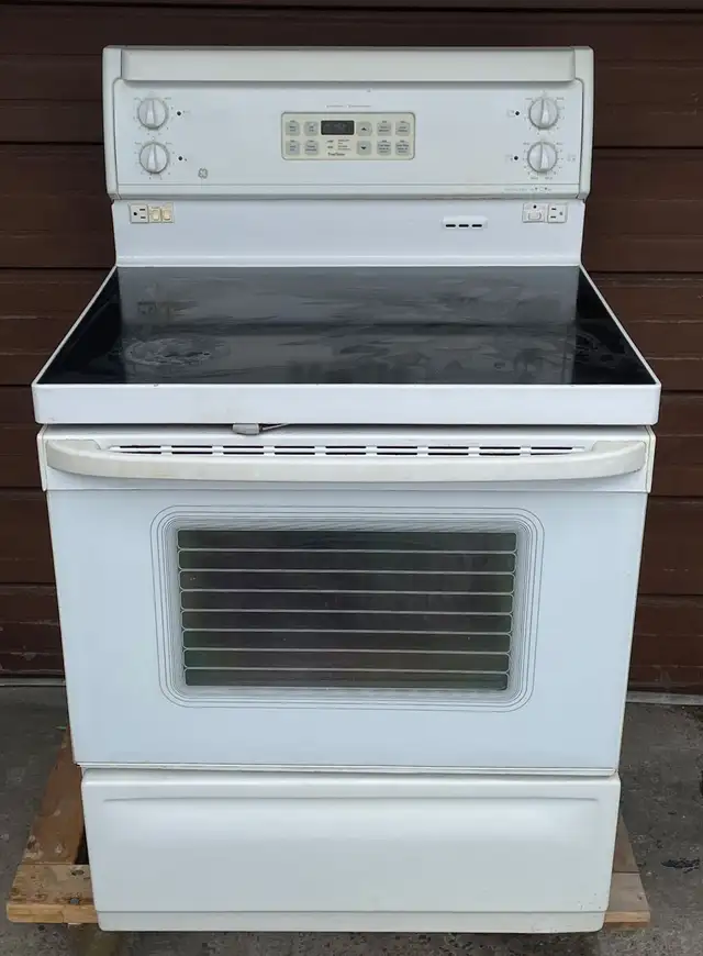 White stove with smooth glass cooktop and oven in Stoves, Ovens & Ranges in City of Toronto - Image 2