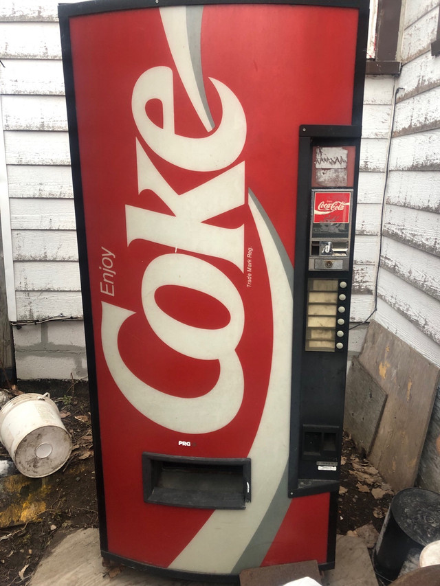 Coke machine  in Other in North Bay