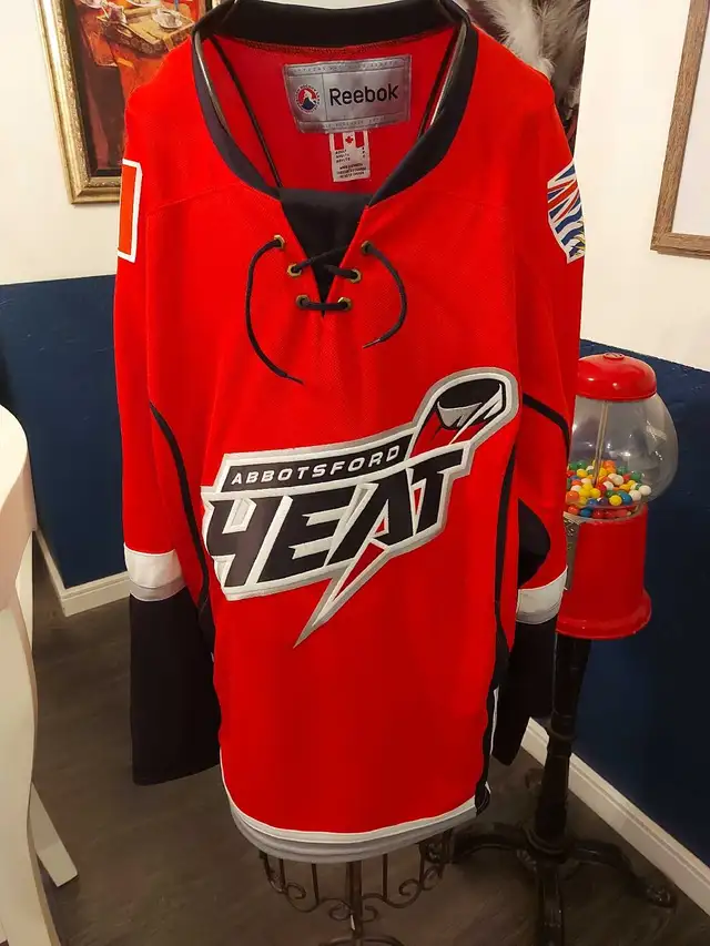 Abbotsford heat jersey small  in Men's in Calgary - Image 7