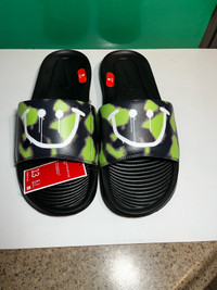 Nike one Victori slides print (size 13)