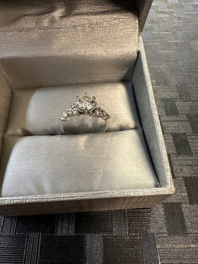 Diamond Engagement ring dans Bijoux et montres  à Ville de Montréal - Image 4