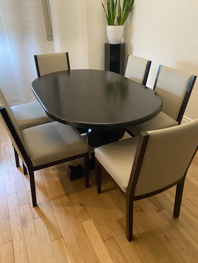 SOLID WOOD PINE TABLE in Dining Tables & Sets in Mississauga / Peel Region - Image 4