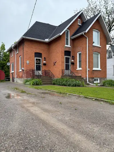 Bright 2-Bedroom + Den with Private Yard – Newly Renovated!