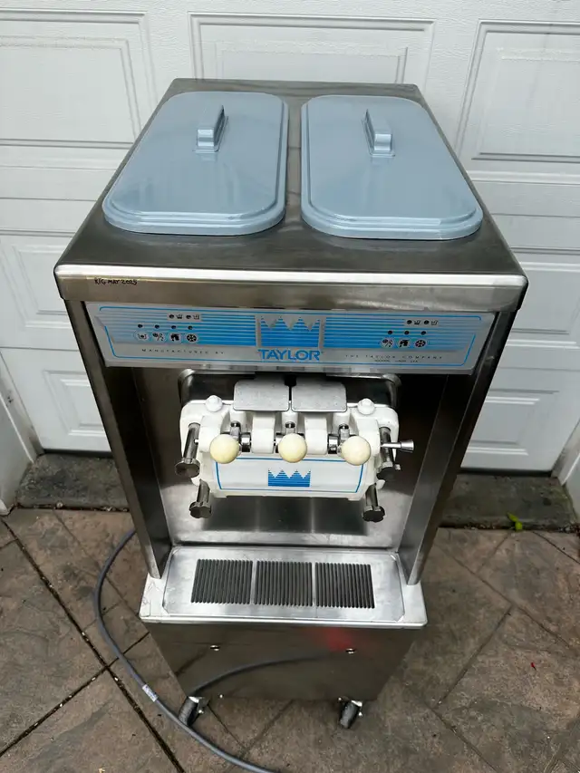 Taylor 791-33 soft serve ice cream machine  in Other in City of Toronto - Image 5