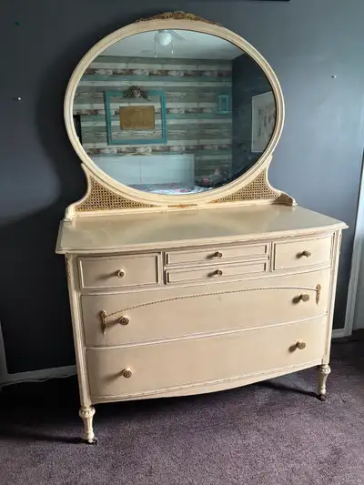 Vintage 8-Piece Bedroom Set – Solid Wood – 1954 Beautiful vintage bedroom set originally purchased b...