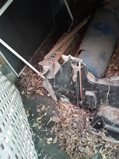 Moteur de bateau usagé à vendre pour pièce ou reconditionnement. Je connais pas les spec, je les ran...