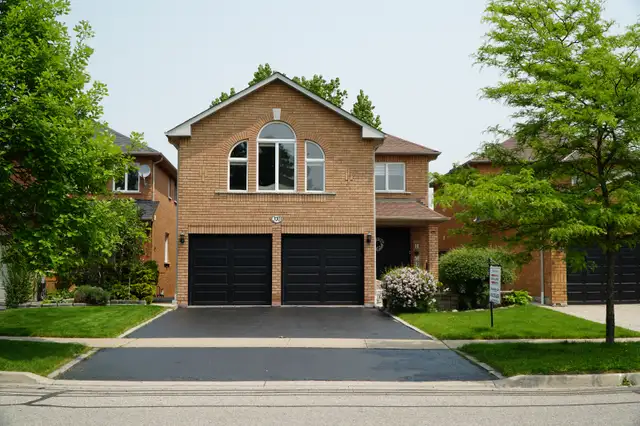 This is the one! Ravine lot, finished w/o bsmt 370 Royalpark Way62854409327106121