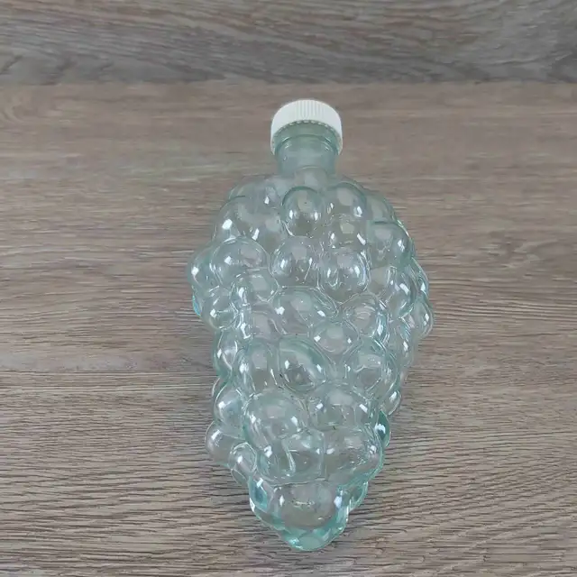VINTAGE 1970s pair Glass Grape Clusters Decanters GREEN & CLEAR in Arts & Collectibles in City of Toronto - Image 8
