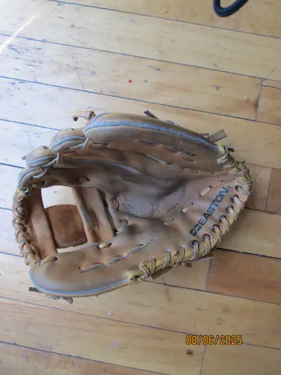 Baseball Mitt. EASTON WW17. Kelly Gruber Signature. Right throw, View more