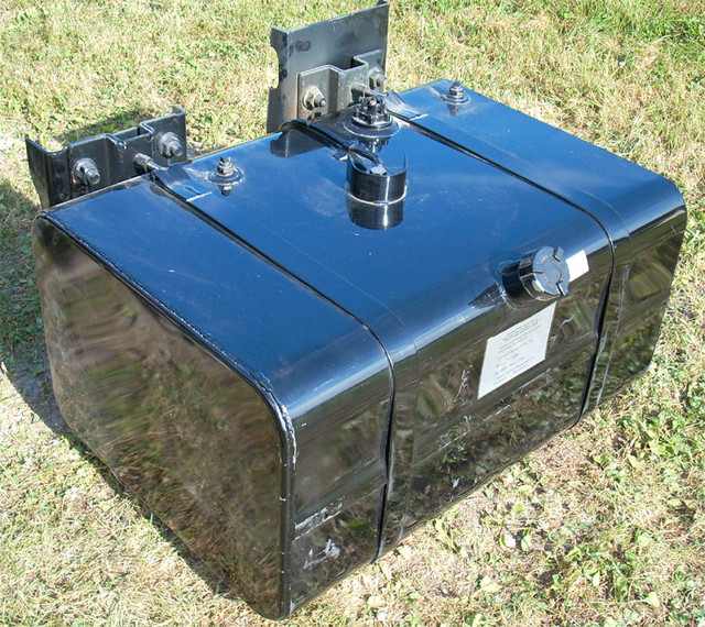 reservoir neuf pour diesel essence mack peterbilt ccc gravité + dans Pièces et accessoires pour équipement lourd  à Sherbrooke - Image 2
