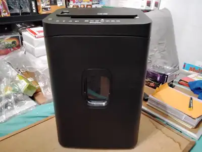 Dimensions: 14.8" x 11" x 23.1" Une roue est cassée. Je n'ai testé que le mode 12 feuilles car je ne...