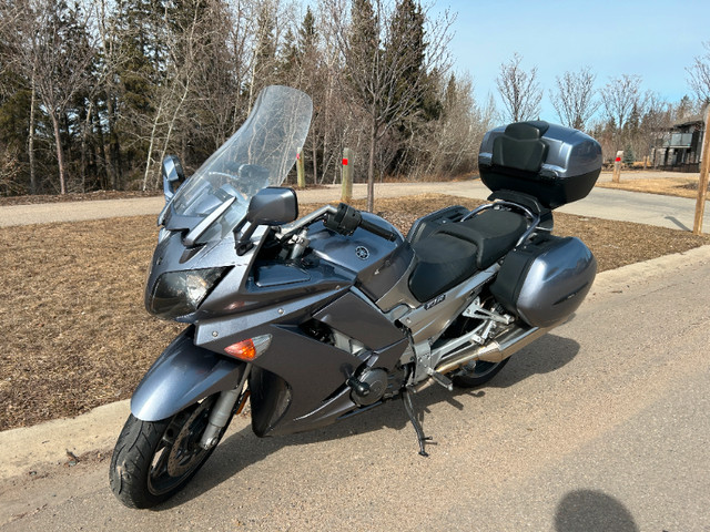 Yamaha FJR 1300AEVS  2006 - electronic clutch with top case in Motorcycle Parts & Accessories in Edmonton - Image 3