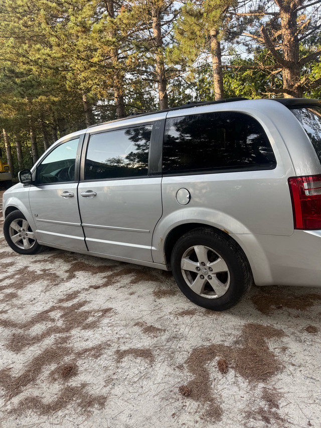 2009 dodge caravan stow & go in Cars & Trucks in Mississauga / Peel Region - Image 2