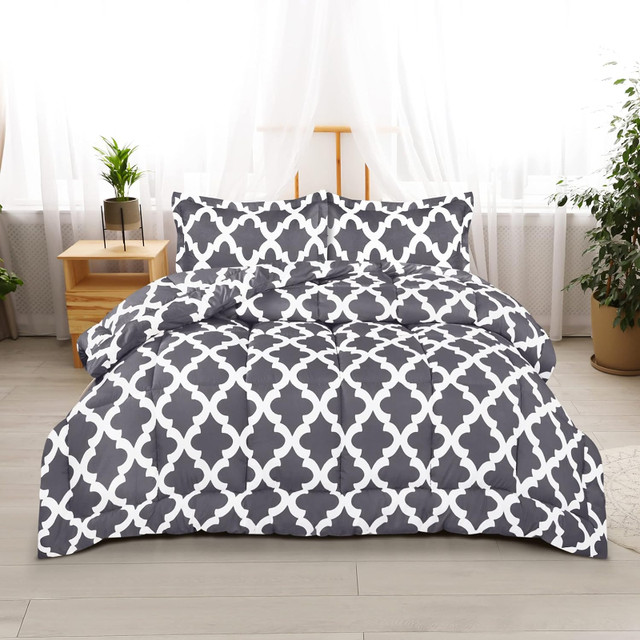 New Queen Size Grey & White Patterned 3 Piece Comforter Set in Bedding in North Bay - Image 3