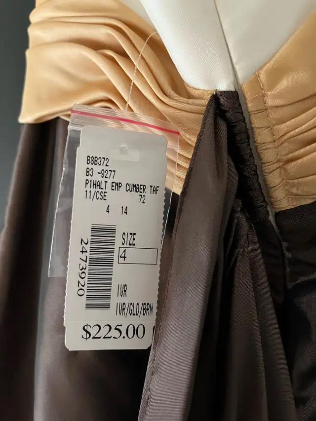 New Halter Gown with slight Train in Women's - Dresses & Skirts in Calgary - Image 3