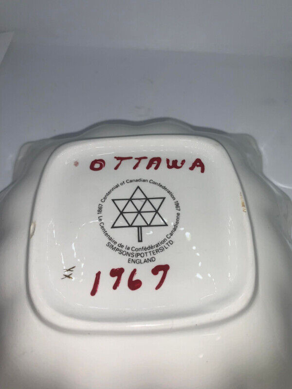 Canada & Provinces Centennial Trinket Dish - 1967 - Simpsons dans Art et objets de collection  à Fredericton - Image 2