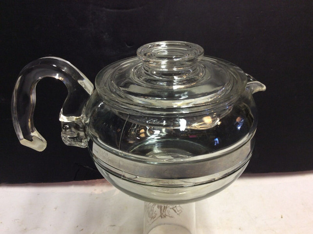 Vintage Pyrex Tea Pot 8446 B - 6 Cup with Lid in Arts & Collectibles in Kingston