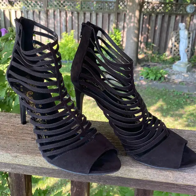 Brash Black Strappy Heels size 10 Like New  in Women's - Shoes in Brantford - Image 2