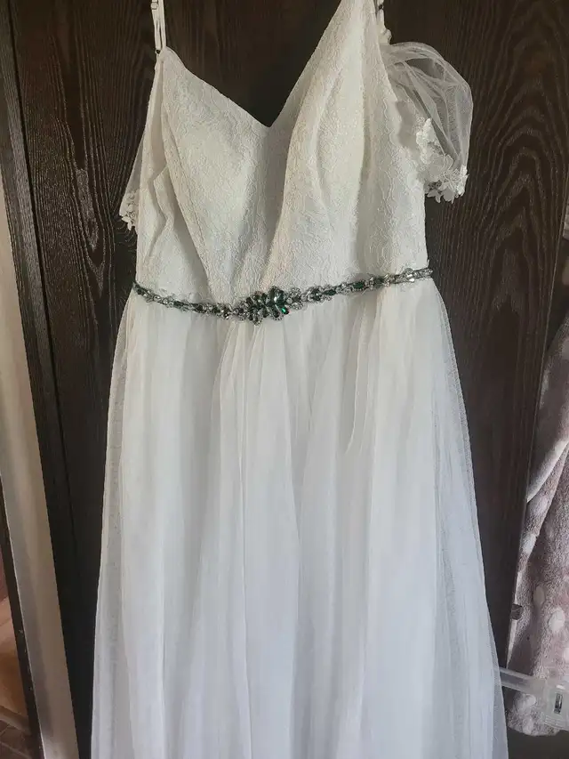 Wedding dress never worn xl in Wedding in Lethbridge - Image 5