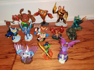 13 figurines (3 giants, 10 normal) Comes with: game, figurines, skylander portal/platform, stickers,...