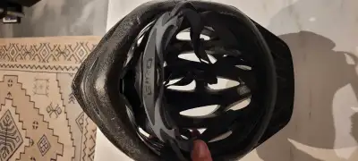 Casque GIRO avec ajustement de berceau pour la tête. Usé 1 fois GIRO helmet with internationale crad...