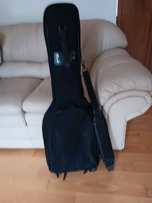 Reduced Gig bag guitar case in Guitars in Moncton - Image 2