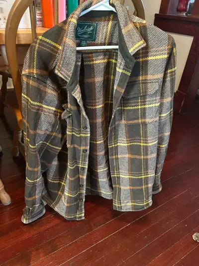 Size is large, hang dried. Doesn’t go with my work attire so no longer need.