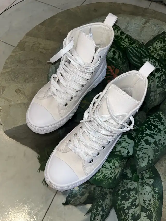 women's shoes in Women's - Shoes in City of Montréal - Image 3