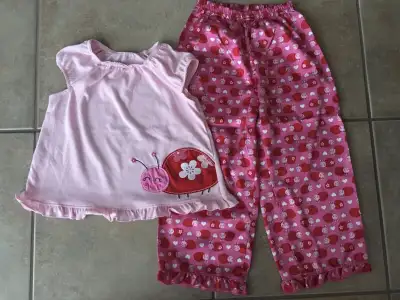 Carter’s size 4T Ladybug Pajamas, View more