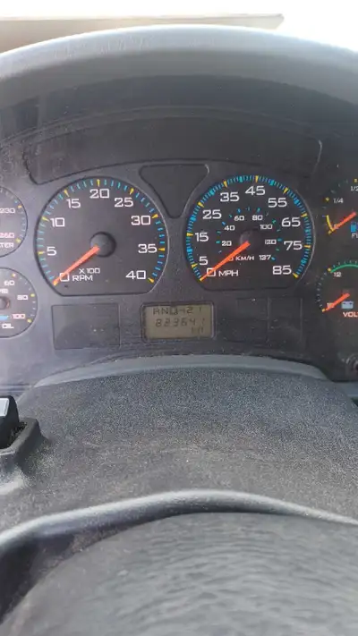 2007 International DT466 with tailgate and iys running okay.