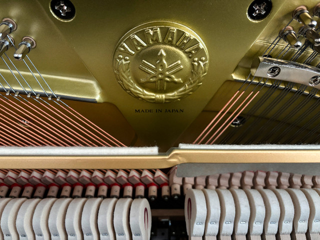 Used U1 Yamaha Upright Piano; like new in Pianos & Keyboards in Ottawa - Image 4
