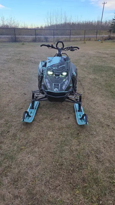 Get ready to shred the backcountry with this beast! This 2024 Ski-Doo Freeride Turbo 146 is built fo...