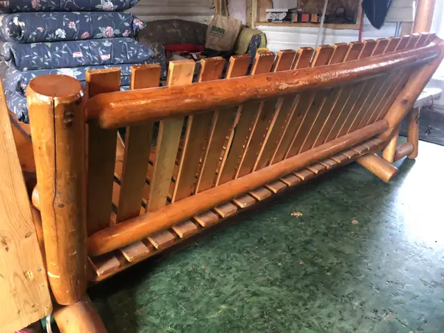 Canapé sofa+ table de salon en bois rond rustique in Chairs & Recliners in City of Montréal - Image 6