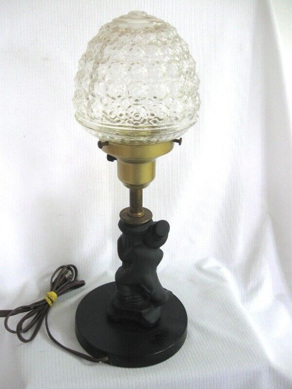 LAMPE VINTAGE...IVROGNE APPUYER SUR  LAMPADAIRE.. in Arts & Collectibles in West Island - Image 4