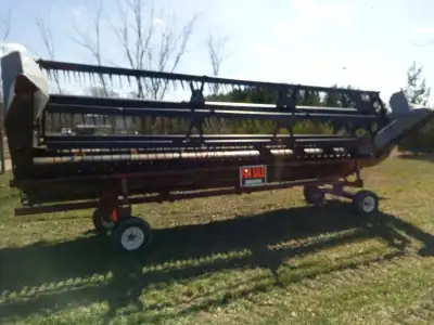 Deutz Allis 320 20' grain head for R series Gleaner combine. Floating knife. Header cart included.