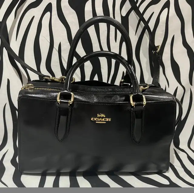 Vintage Boutique Quality Black Leather Coach Bag in Women's - Bags & Wallets in City of Toronto - Image 4
