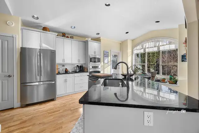 Luxury Living in Lister BC 3 bed 3 bath incredible En-Suite in Houses for Sale in Nelson - Image 3