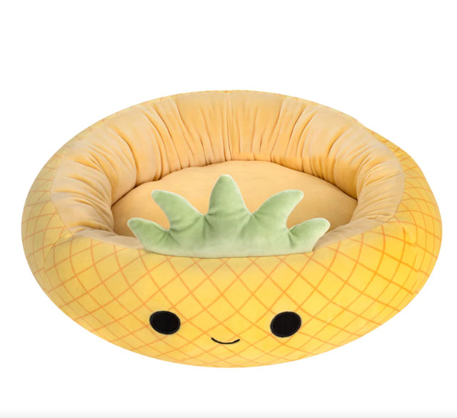New with tag - Squishmallows Pet Bed 30" - Maui the Pineapple in Accessories in Markham / York Region - Image 2