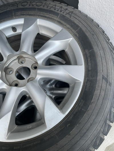 FR : 4 Yokohama pneu d'hiver Ice guard sur jantes Taille : 265/60R18 Les pneus ont été utilisés à 20...