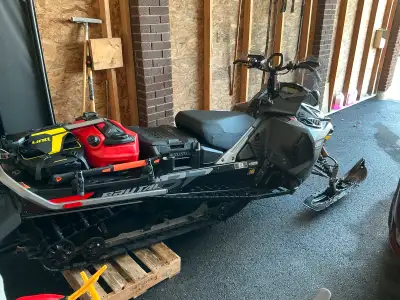 Almost brand. New. 470 kms Included cover and pipe BRP never installed on it Spare belts, bag, tanks...