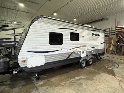 2014 HEARTLAND PROWLER 22LX TRAVEK TRAILER. 1/2 ton towable and some suvs, only weighs 4384lbs, slee...