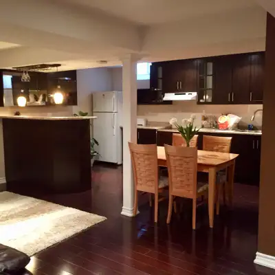 Roo for rent Mississauga ! Great central location !