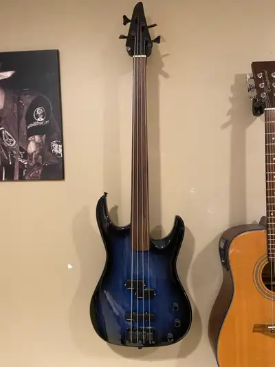 Vantage 330b fretless bass, View more