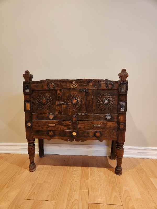 Carved Indian dowry chest known as Damchiya. Damchiya, coffre de in Arts & Collectibles in Gatineau - Image 4