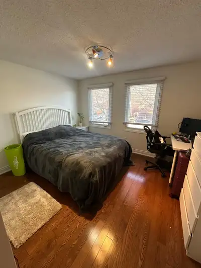 Bright Bedroom Available Women Only