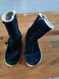 Girls size 5 Ugg boots