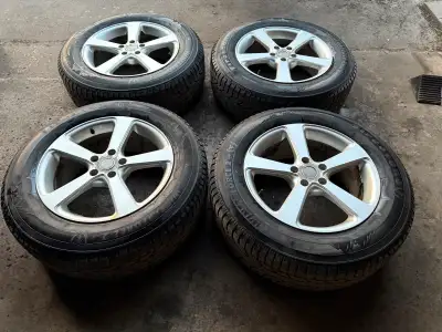 Came off Nissan murano Comes with lug nuts Bolt pattern 5x114.3 Size 235/65/18 Over 90% tread left N...