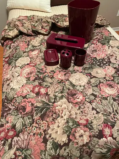 Rideau de douche, verre, boîte à mouchoir, contenant à brosse à dents, poubelle, savon Shower curtai...