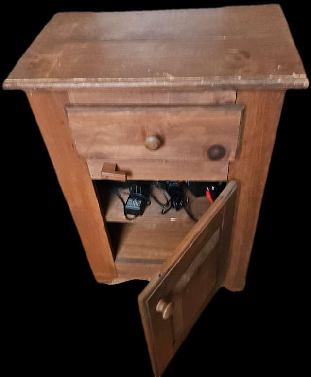 Jolie petite commode en bois avec 1 tiroir et 2 tablettes  dans Commodes et armoires  à Laurentides - Image 3